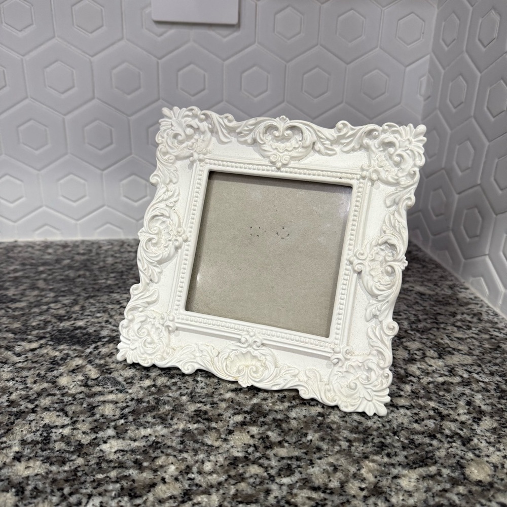 Francesca's‎ White Regal Cutesy Picture Frame